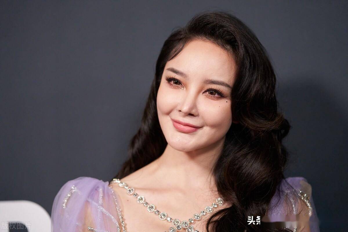 刘雨欣穿紫镂空纱裙婀娜多姿,裙带飞舞魅力四射_stars_gala_时间