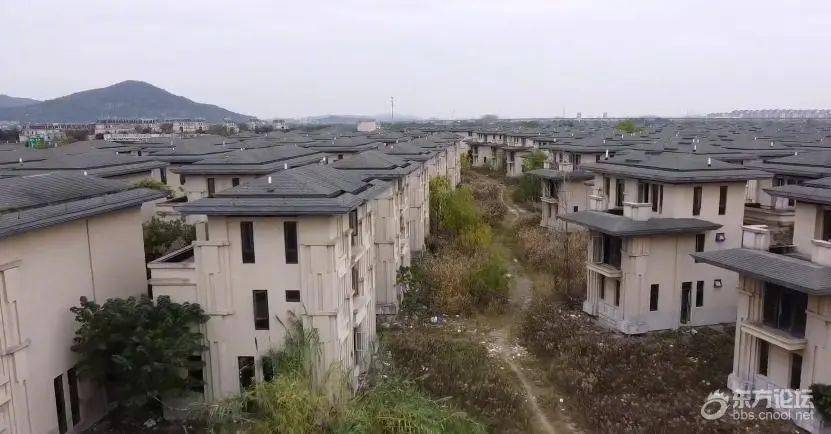 宁波最憋屈的烂尾别墅群,杂草丛生无人居住,上百栋都荒废了_网友_山湖