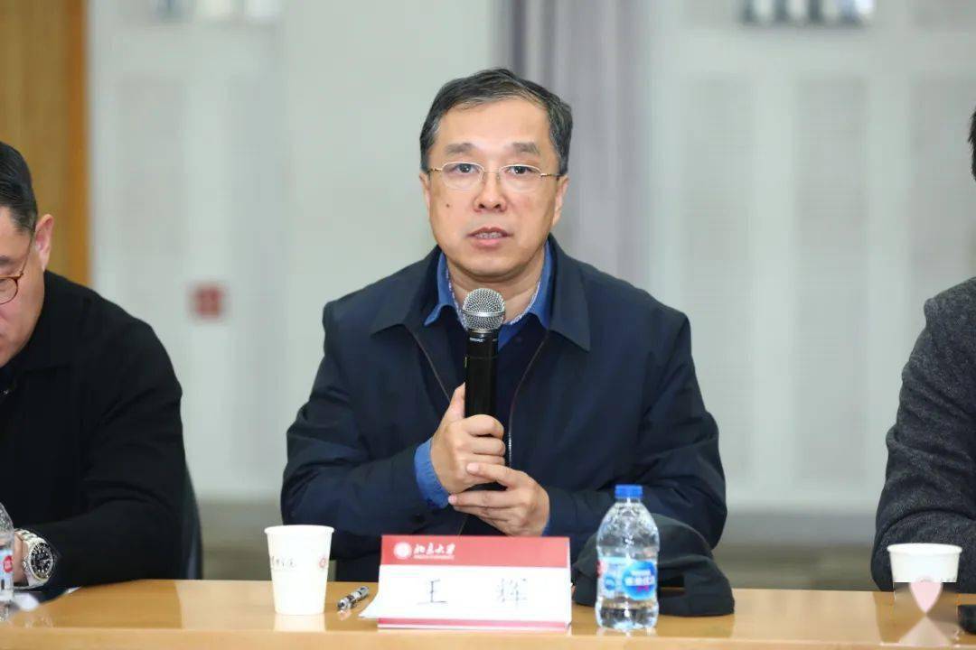 光华管理学院关工委代表王其文,刘力,王辉发言来自国际关系学院,对外