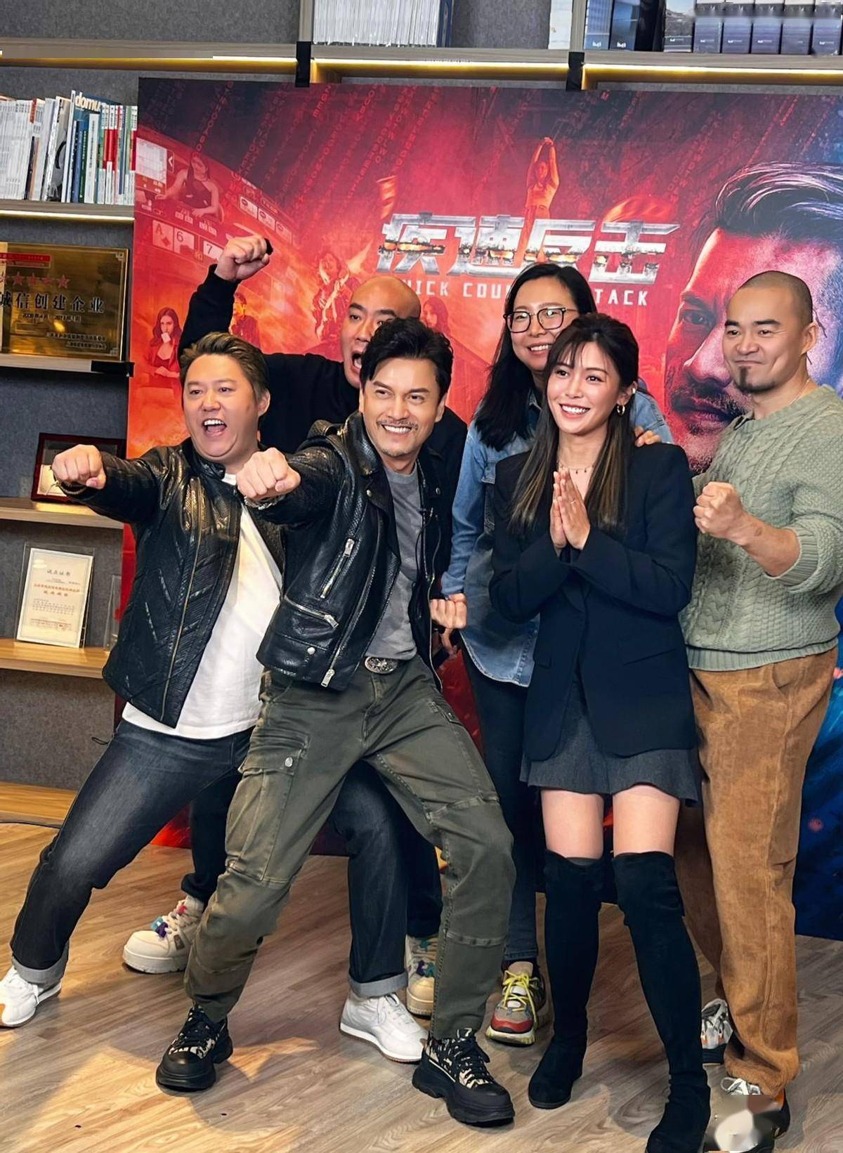 吕良伟新片上线与侄女吕晨曦默契开播,直播间尽显父亲的铁汉柔情_养生