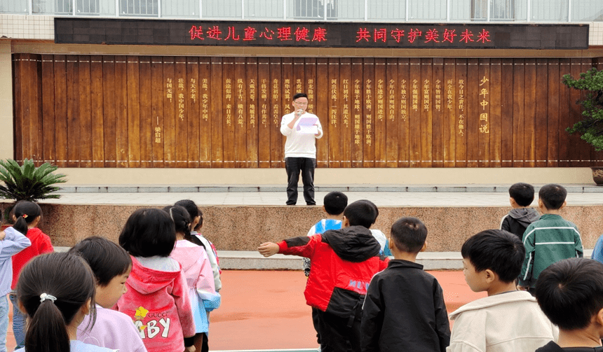 通過開展心理主題班會,心理小測試,心理諮詢等方式,讓青少年更加了解