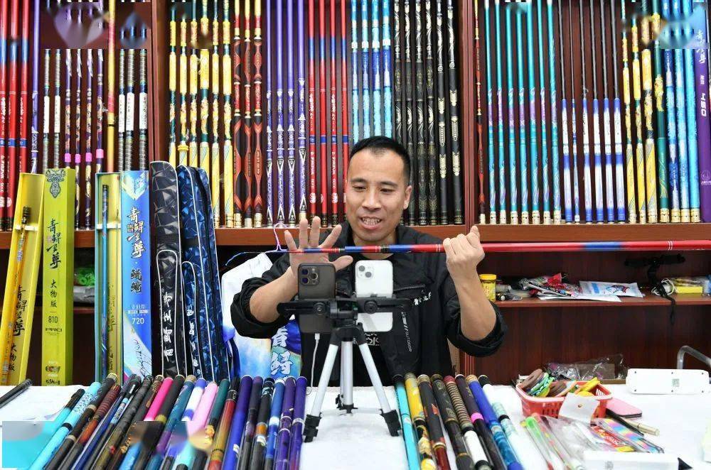 11月14日,在河北省肃宁县一家鱼竿渔具生产企业直播间,主播利用芝播