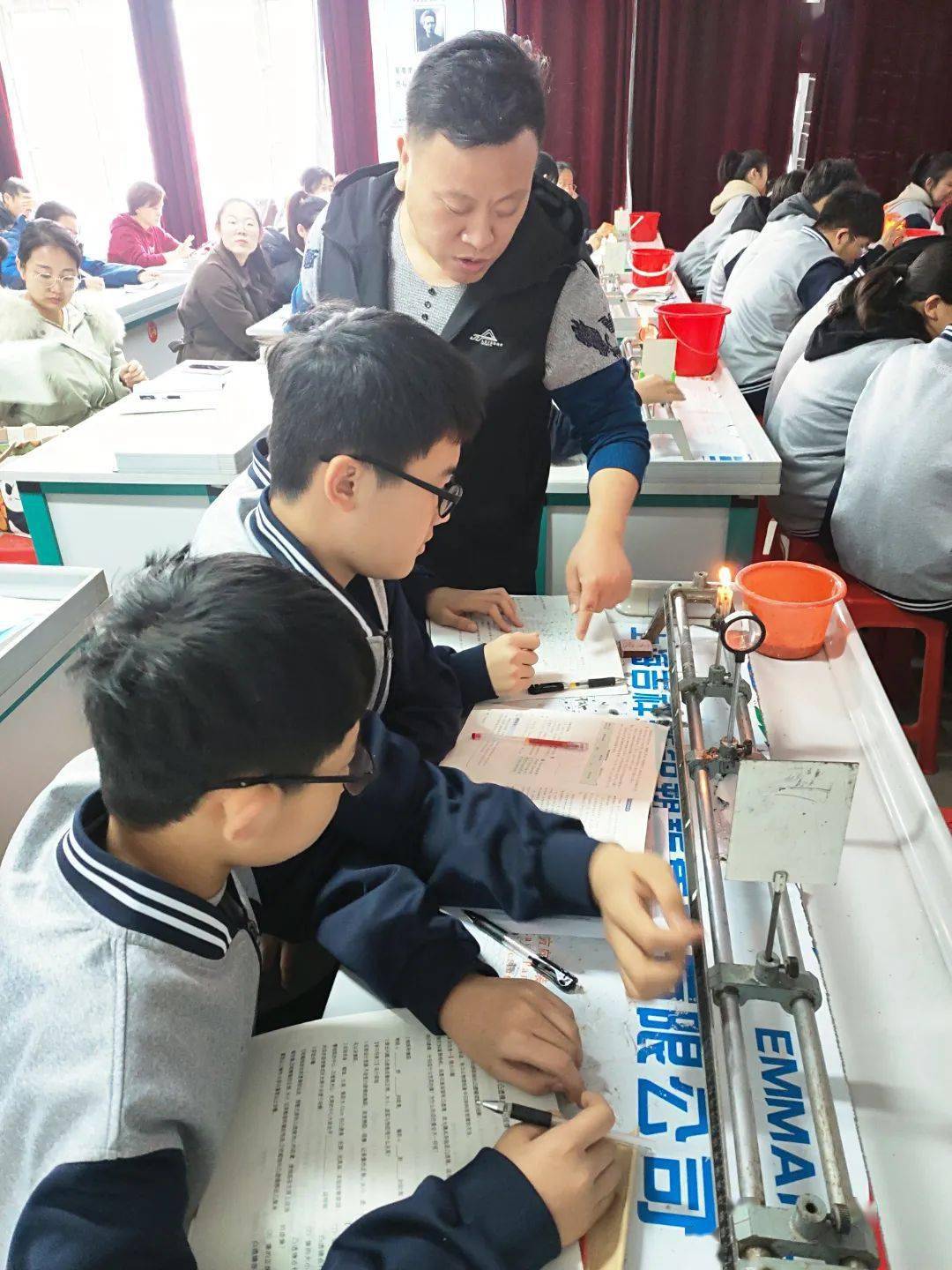 宏润中学的开放课堂涉及所有学科(含音,体,美,微),来访教师既可选择随