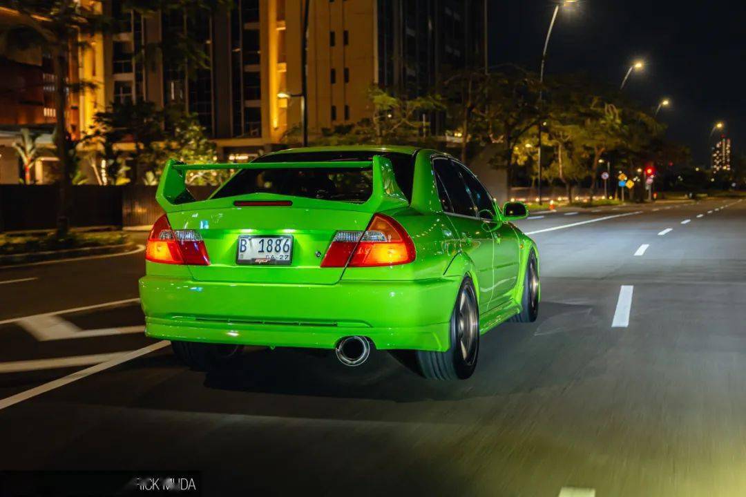 套件,但是车漆可以好好研究研究,不是所有的车都能驾驭这么彪的绿色