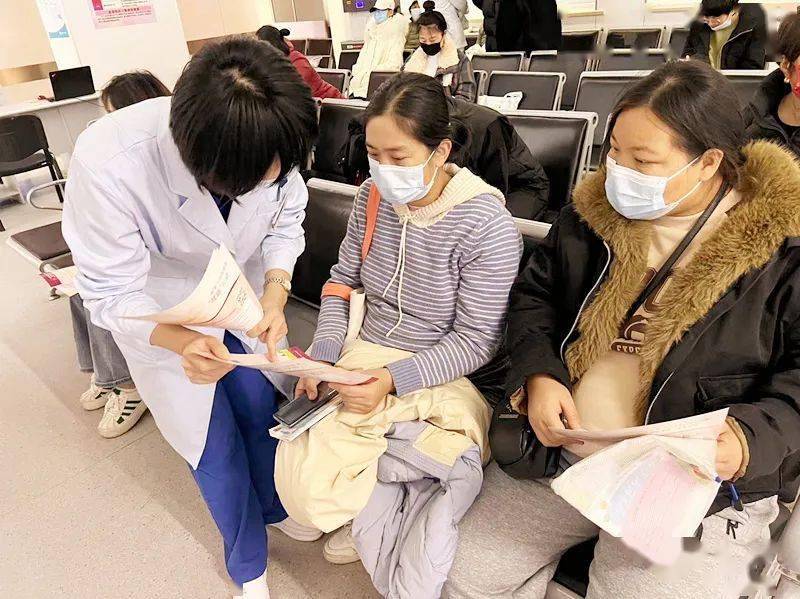 青岛西海岸新区中心医院产房杨群护士长和新生儿科王菲护士长带领团队