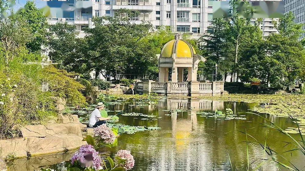 獨佔3層樓的極樂湯溫泉,店內經過消毒處理的汗蒸服足有九種款式,寬敞