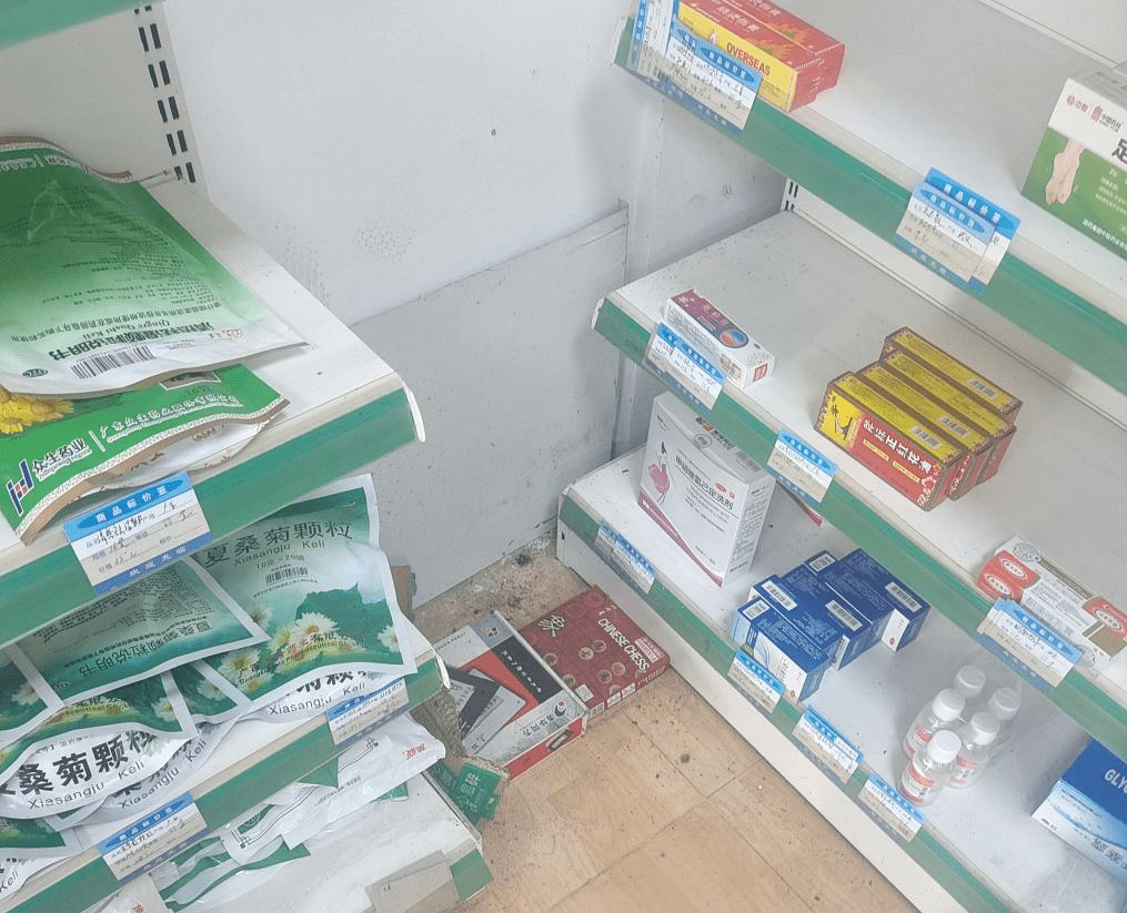 阴凉存放药品放置于常温区;验收后药品放置于待验区,待验药品放在营业