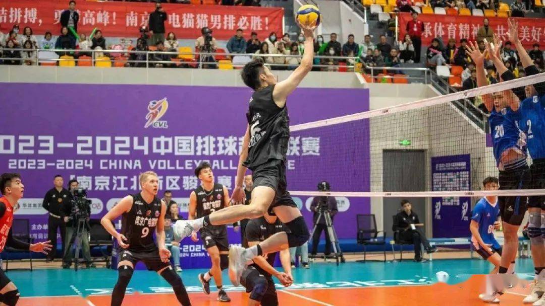 斩获全场最高22分,而南京广电猫猫19岁主攻张鸿鑫斩获全队最高的15分