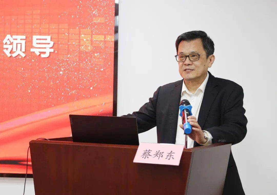 八点半,我院党委书记徐颖主持座谈交流会议,他代表院党委对上海两位