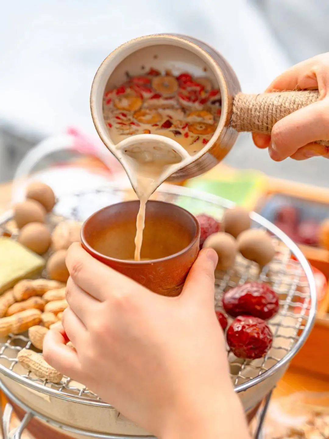 红枣,花生摆上暖乎乎的电炉坐在展旗楼下状元茶馆围炉