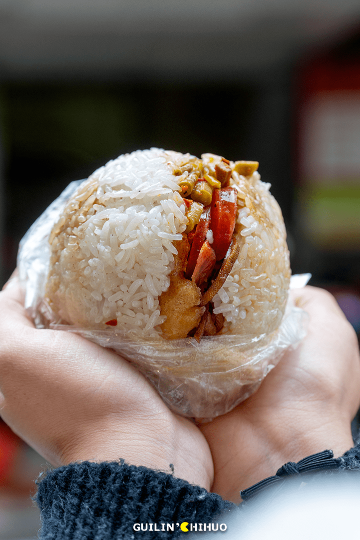 糯米饭用的是泰国香米,米粒晶莹剔透,软糯耐嚼.