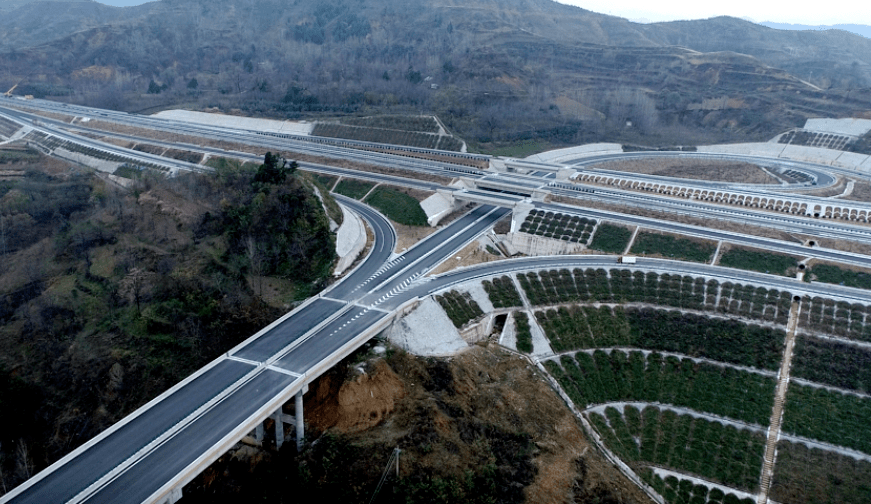 近日,备受关注的卢栾高速公路项目历时四年多建设基本完工,目前已进入