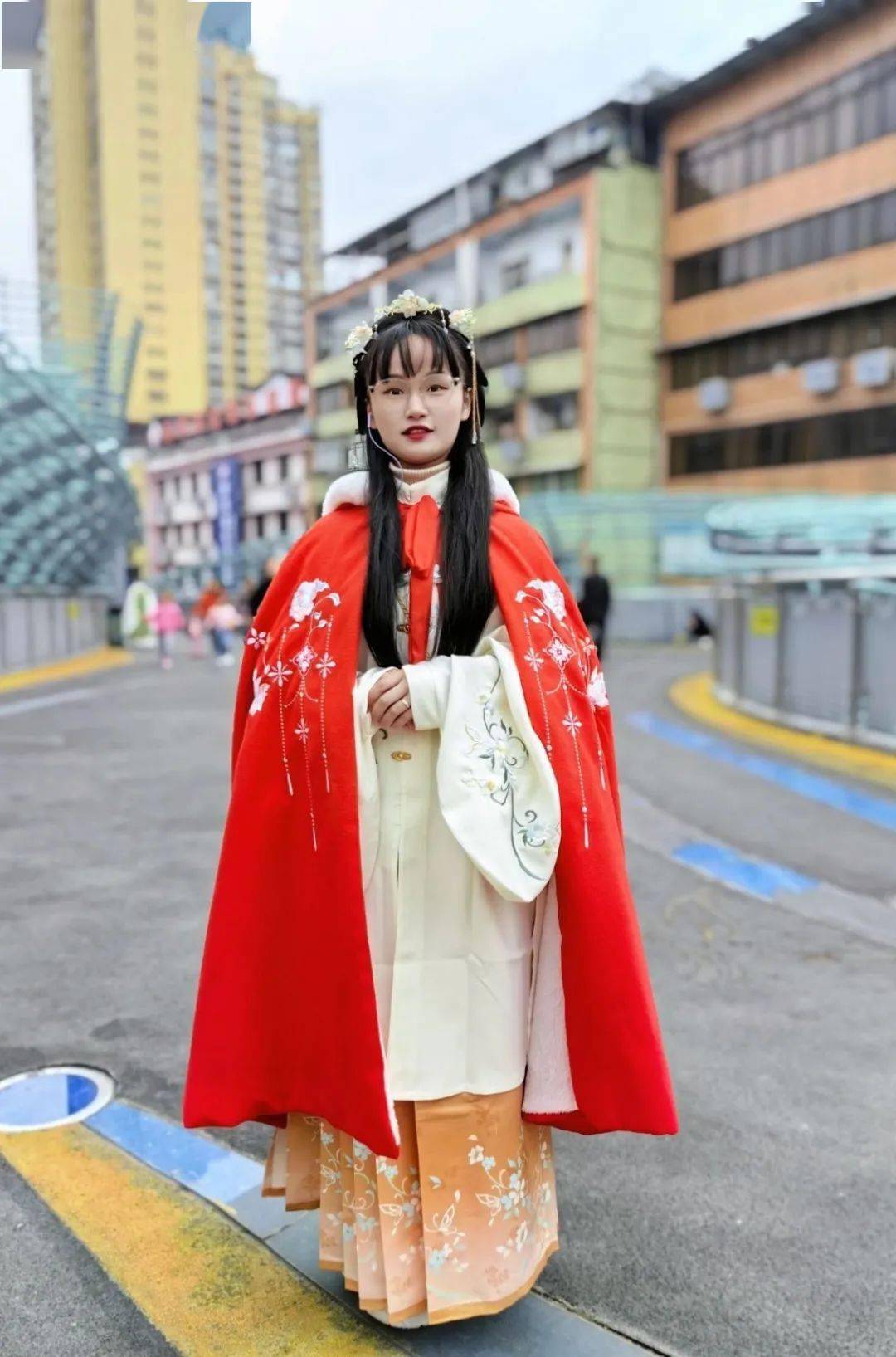 2003年11月22日,一位名叫王乐天的汉服爱好者身着汉服出行,在河南省