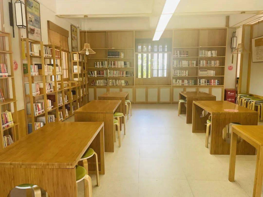 古香古色的实木招牌,闽韵十足的文创品,新华书店鼓浪屿音乐旅游店