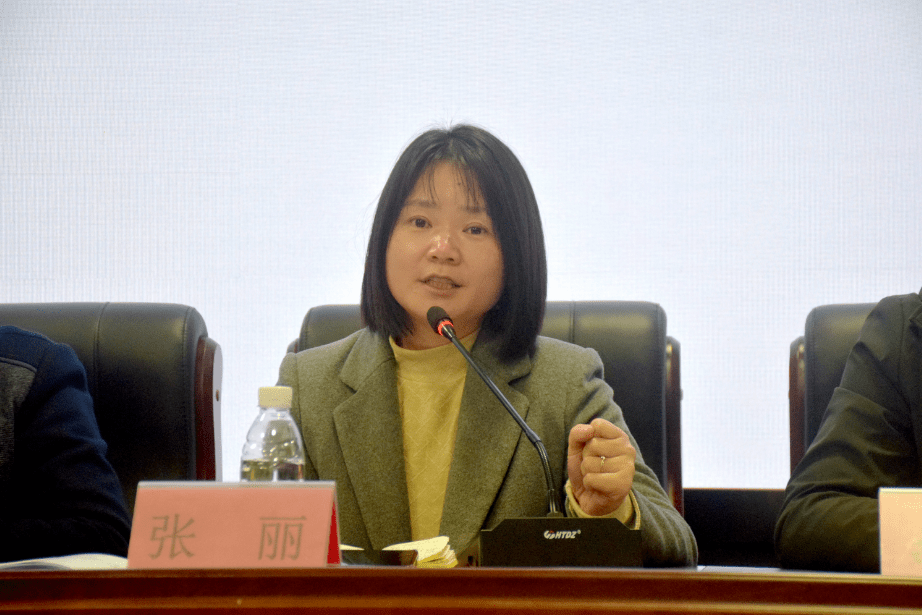 副校长邓政宣布班级升学目标▲学校党委副书记陈海荣宣布蹲班领导