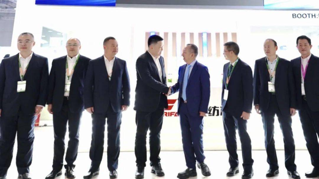 临清三和纺织集团有限公司总经理宛斌分别代表双方,上台签订了"日发纺