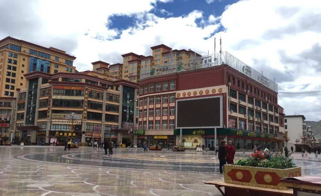 西藏昌都市区景象.牧人自在地切换着牧场和城市的生活.