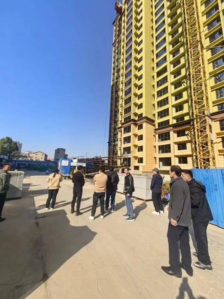 经调查,该居民为领秀华庭二期10号楼2单元业主.