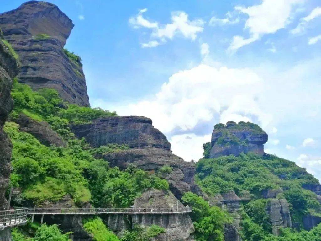 霍山风景区优惠措施:门票8折门票原价:成人45元/人黄龙岩畲族风情旅游