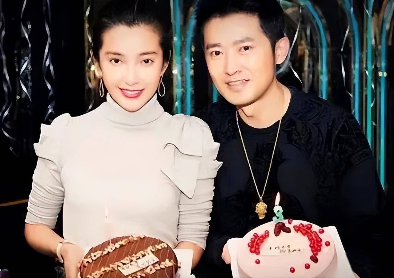 2017年,她霸气为爱官宣,不惧面对年龄的差距,牵手小17岁的男友许文楠.