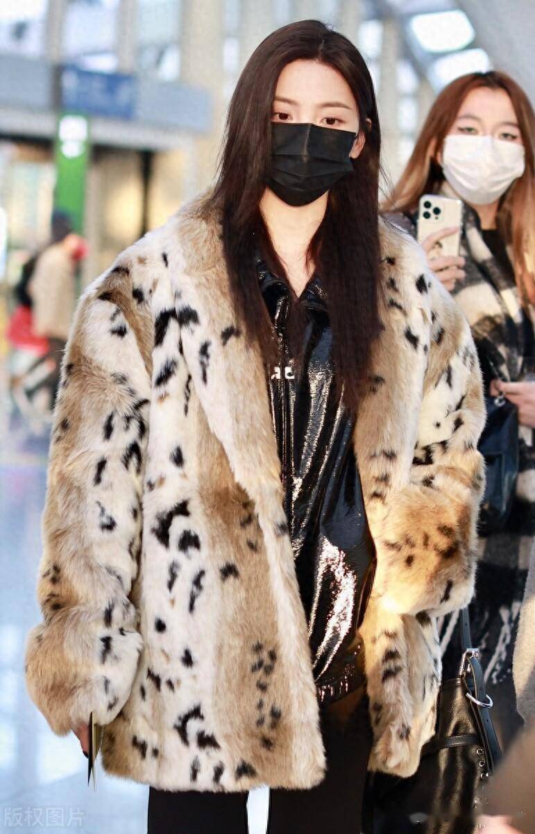街拍:杨超越皮草外套 黑色皮夹克 雪地靴时尚奢华_北京_机场_裤子