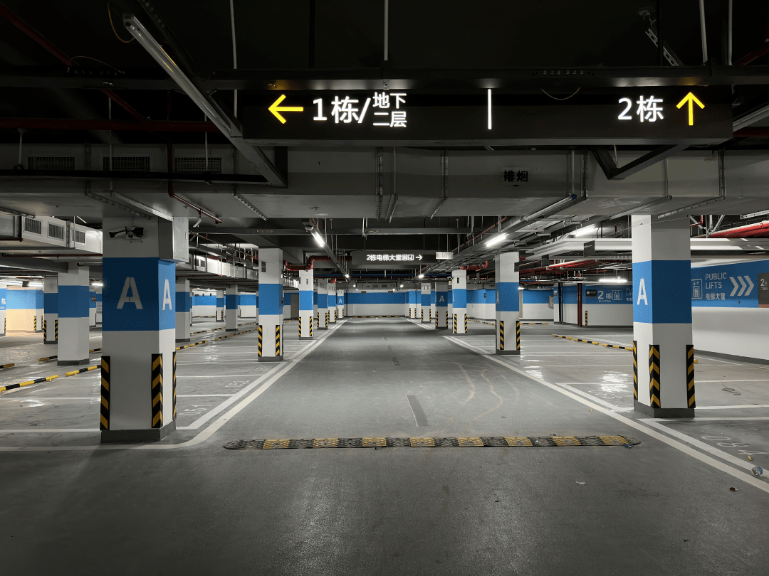 地坪漆铺设,不仅光滑亮丽,而且耐磨性更好,还挂有各个区域的指示牌