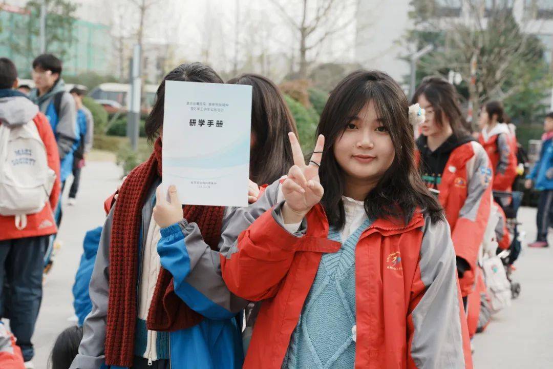 san shi qi zhong11月17日,恰逢国际大学生节,成都三十七中开展了主题