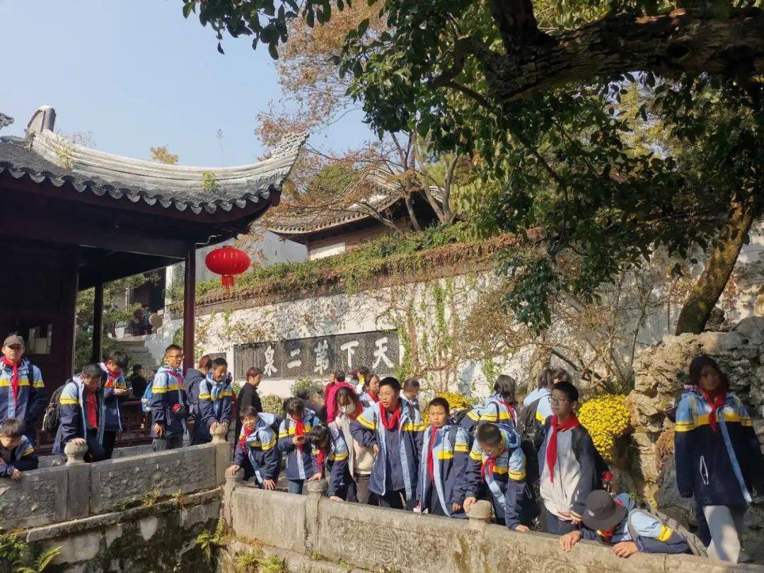 通过场馆学习,沉浸式学习,行走学习等方式,徜徉江南园林山水美景之间