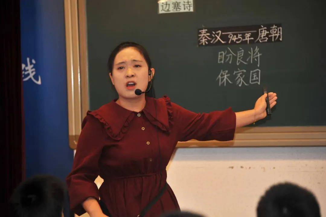 华明小学的刘恋老师首先带着学生复习了学古诗的方法:解题目,知诗人