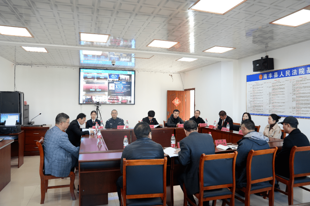 活动现场南丰县人民法院邀请南丰县政法委副书记,公安局副局长,检察院