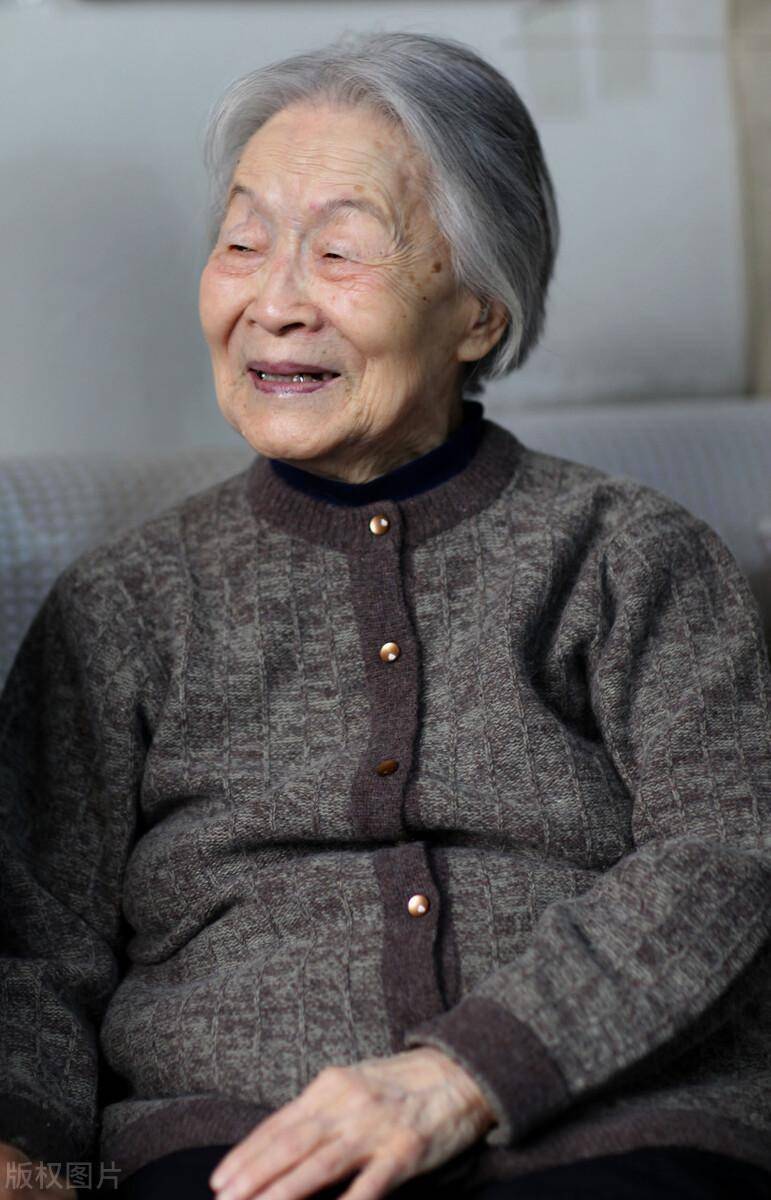 百岁老人杨绛谈"爱情":比起浪漫的玫瑰和烛光晚餐,互通心意的陪伴才是