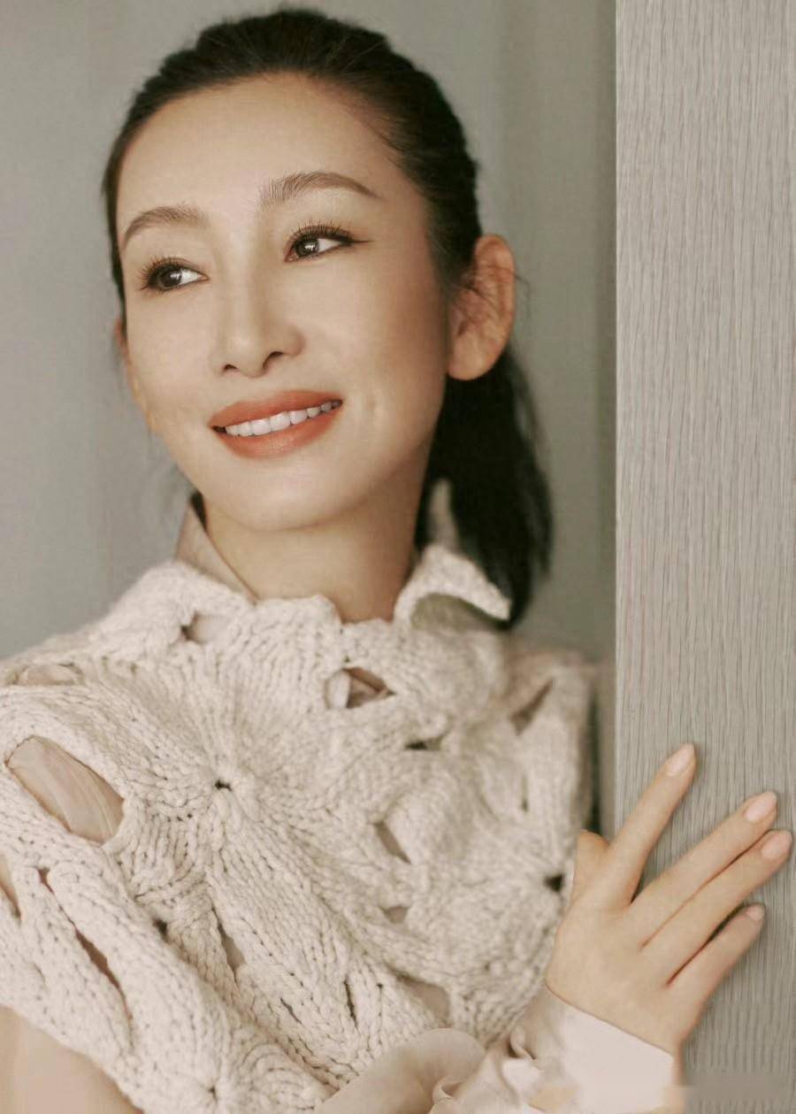 看了45岁秦海璐的打扮后,我发现:裙穿艳丽,发不烫卷,照样优雅_裙子