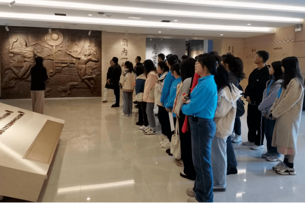 學生參觀台山市華僑文化博物館接著先後前往台山市工業新城管理委員會