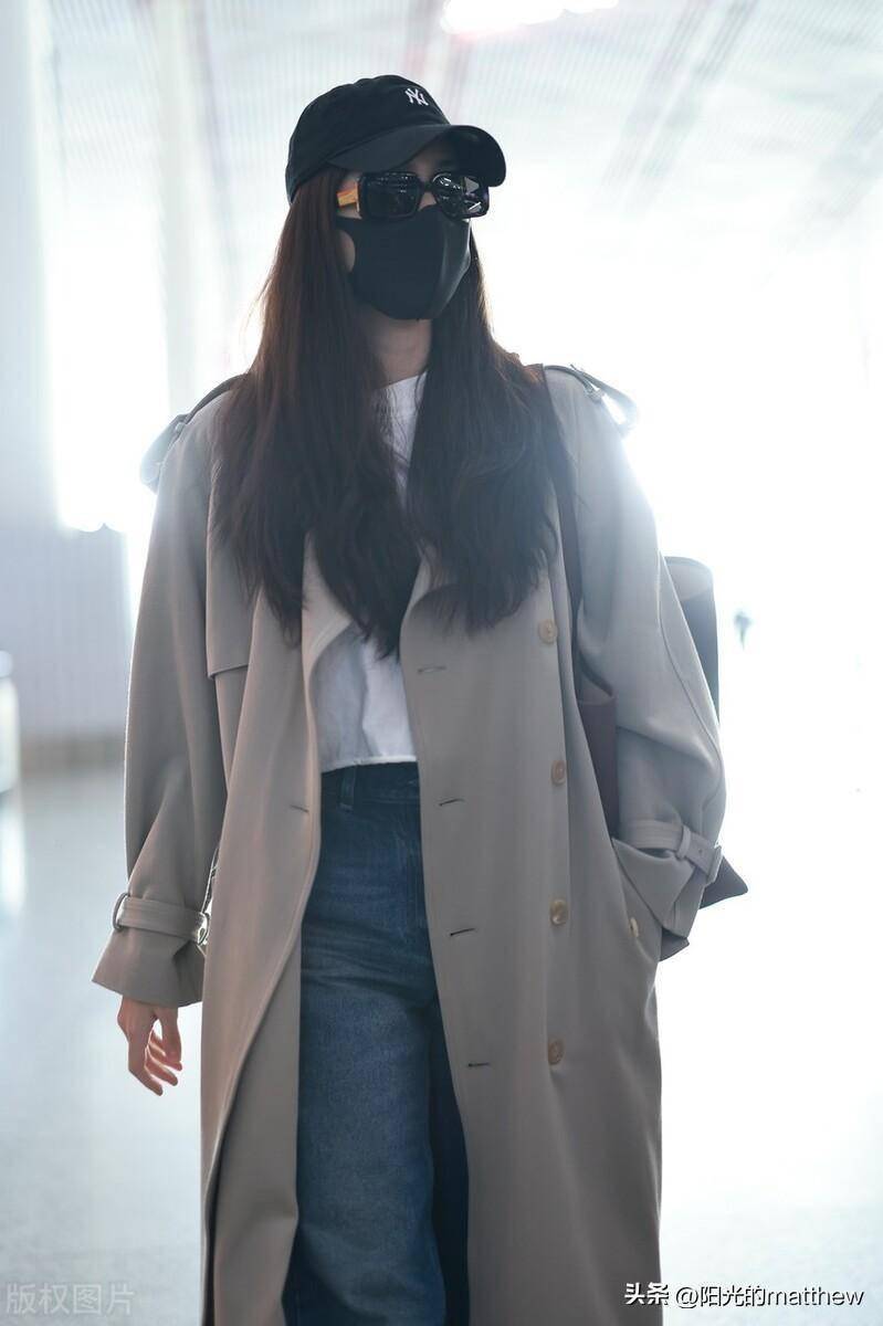 古力娜扎北京机场出发,卡其色风衣气质时尚
