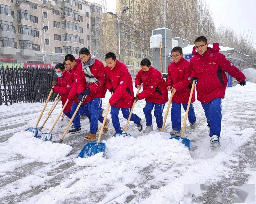 学生除雪照片图片