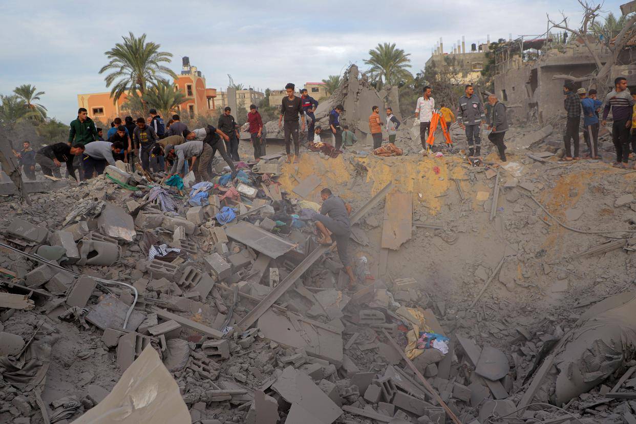 (国际)以色列说在加沙地带的军事行动将继续_新华社_空袭_废墟