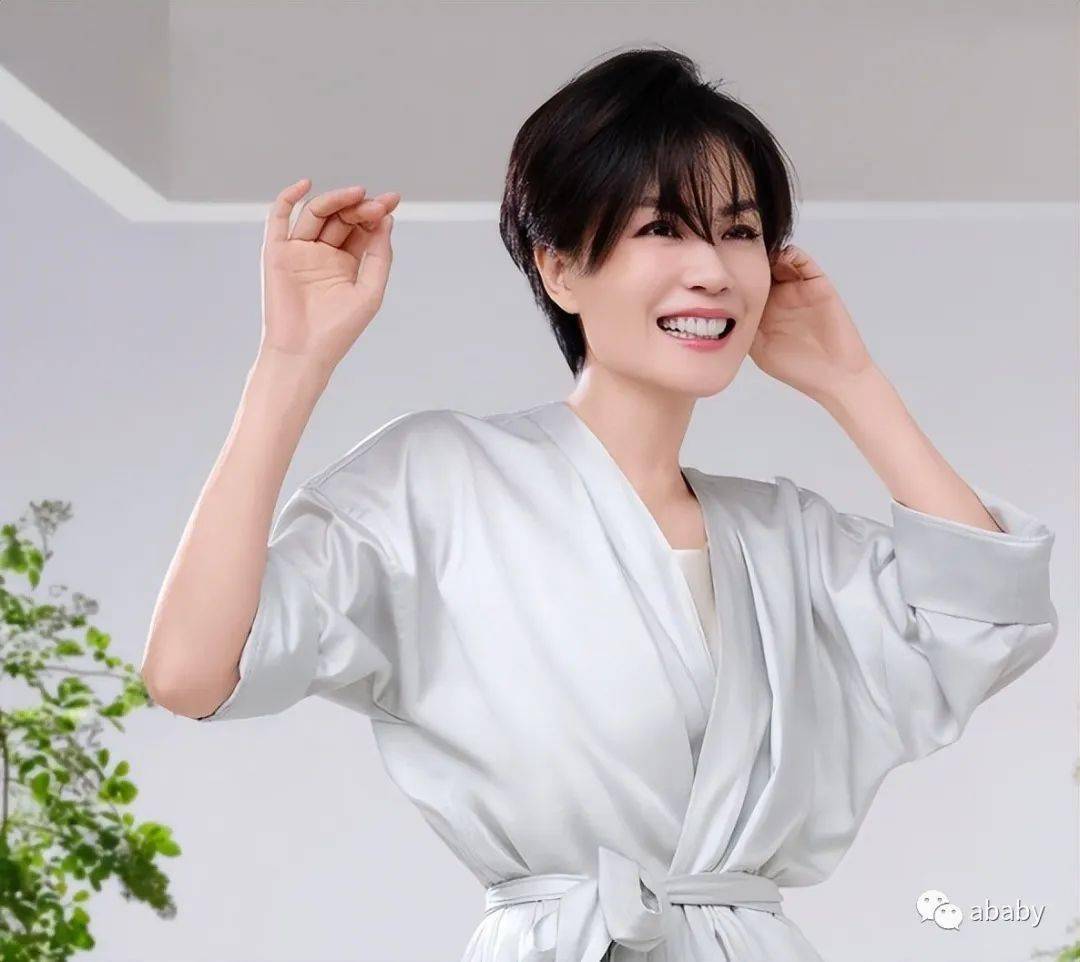 谢霆锋43岁生日,王菲低调为其庆生,穿着打扮青春有朝气像个少女_网友