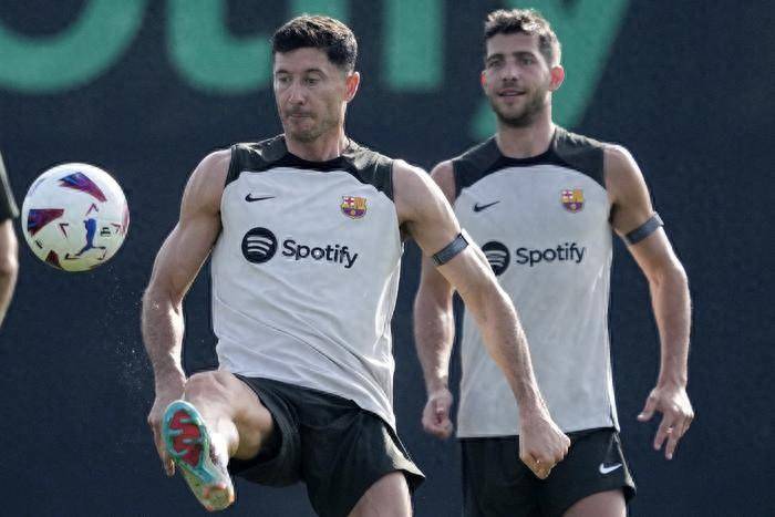 莱万领取西甲金靴奖_莱万多夫斯基_工作_巴萨