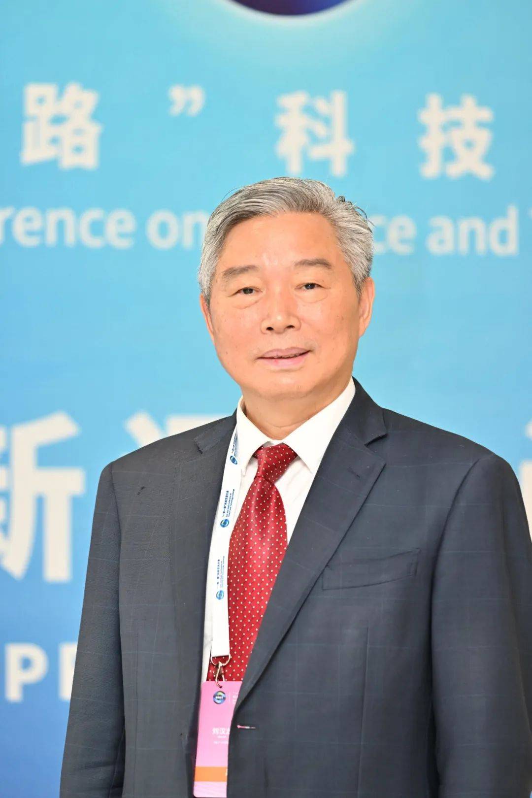 刘汉龙教授出生于1964年3月,现任重庆大学党委常委,常务副校长,任