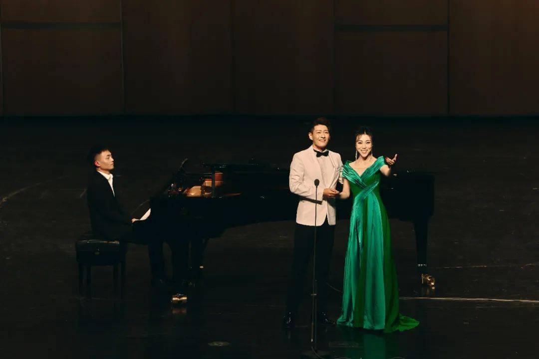 本场音乐会特邀嘉宾青年女高音歌唱家张宇给我们带来《跟着你到天边》