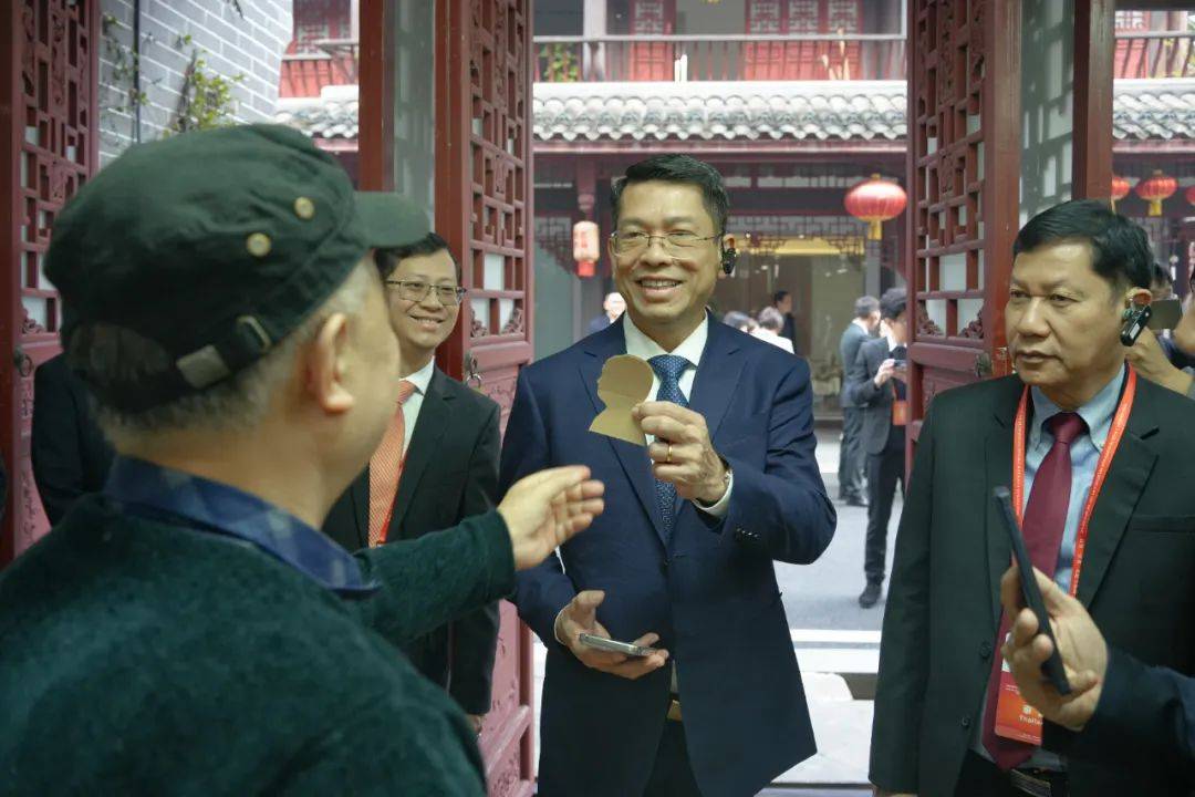 让嘉宾纷纷点赞剪纸技艺现场展示微雕作品仔细观看嘉宾微雕大师潘启慧