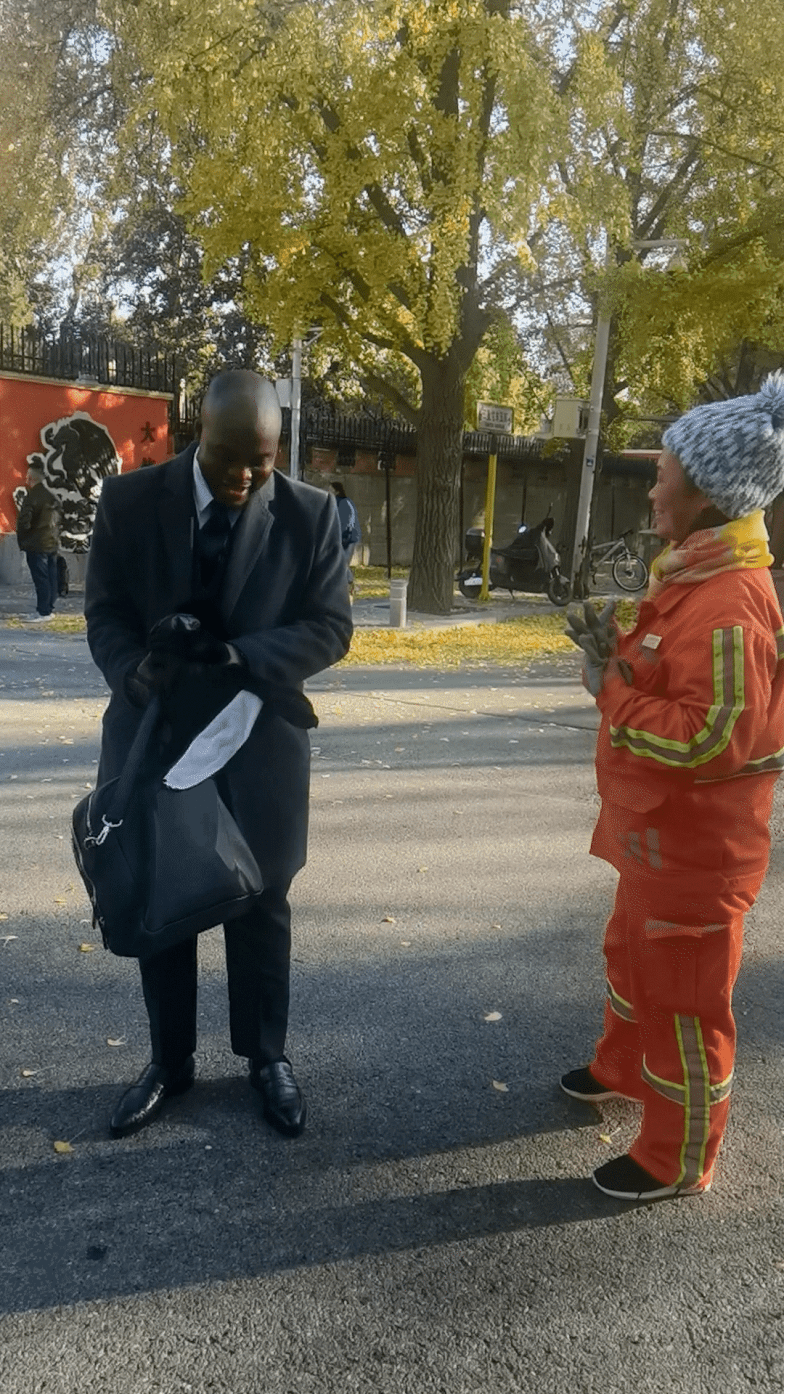 慧分享 | 北京三里屯环卫大姐一口流利英语惊艳众人_zhang_youre