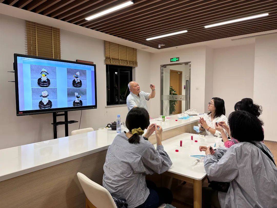 位于康健街道社区党群服务中心4楼的非遗面塑课程教室门口,授课老师李
