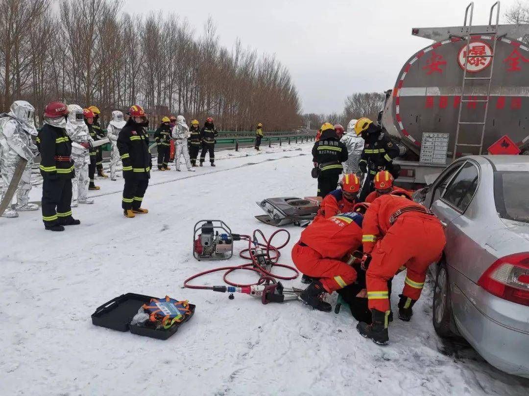 此次演练模拟绥满高速一辆轿车在行驶途中突发故障,停车在快速路,后方
