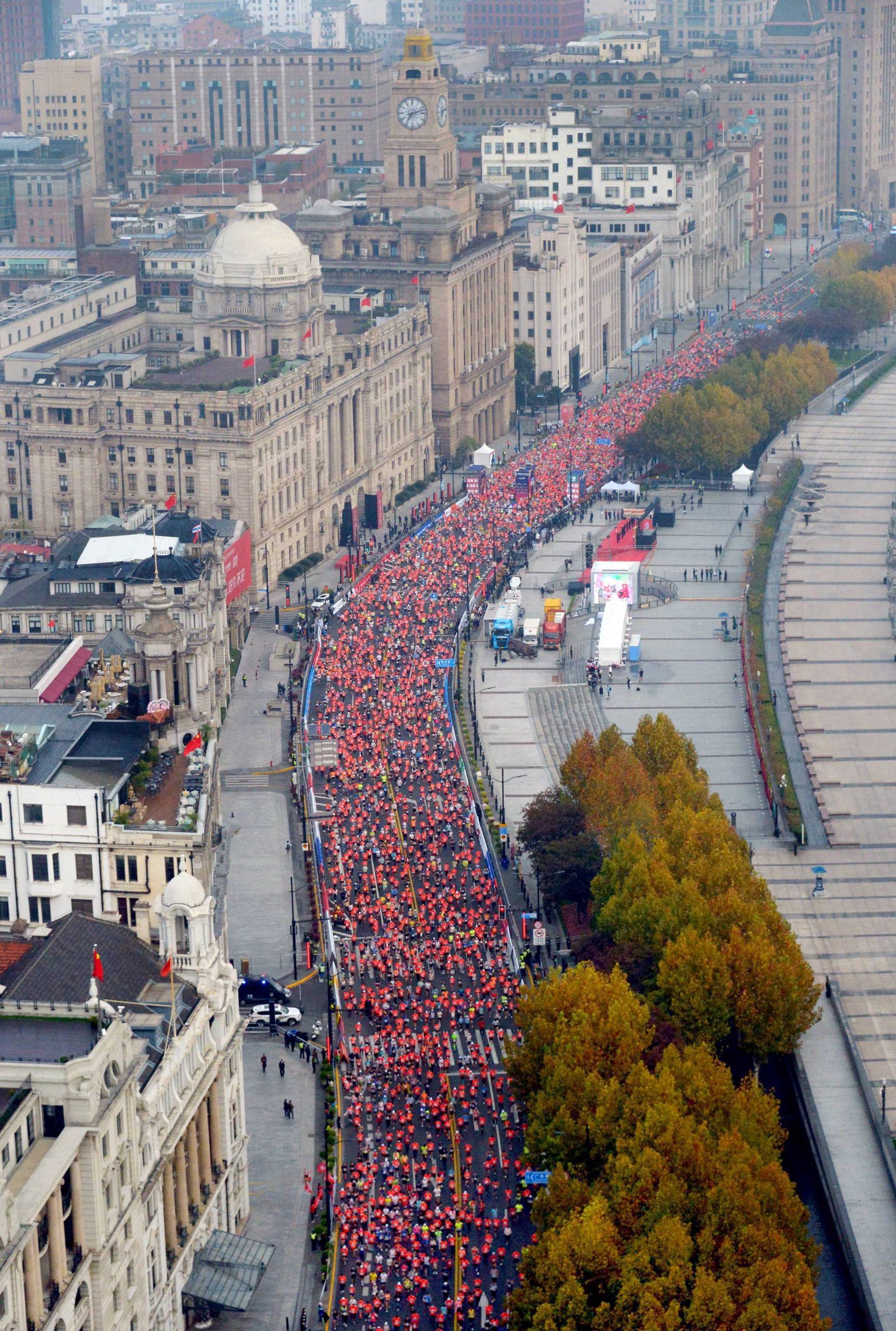 上海马拉松鸣枪起跑!38000人参赛,感受城市跳动的脉搏_外滩_赛事_赛道