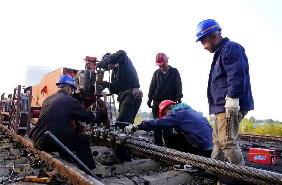 (楊武軍)漳村煤礦安監人員排查洗煤廠電源線路,配電箱隱患.