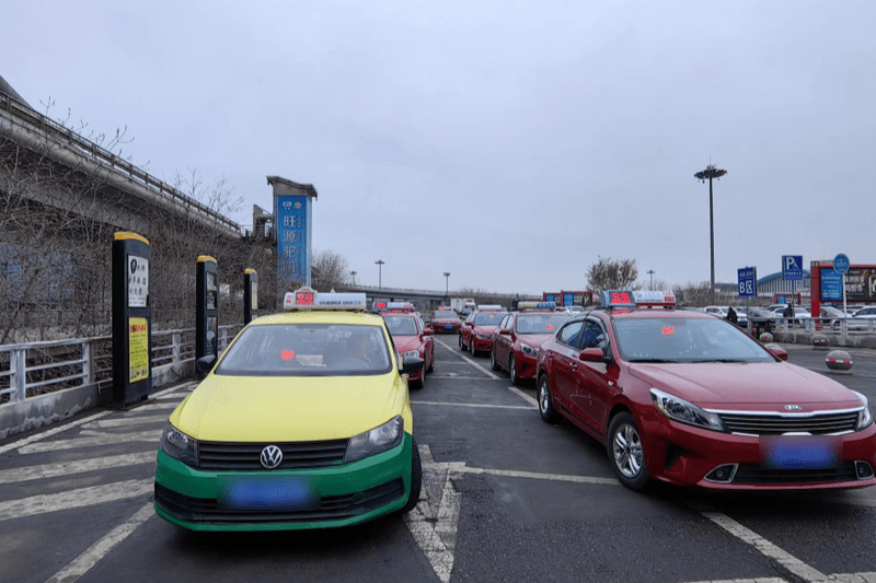 乌鲁木齐国际机场统筹协调多举措优化提升机场交通运力_旅客_出租车