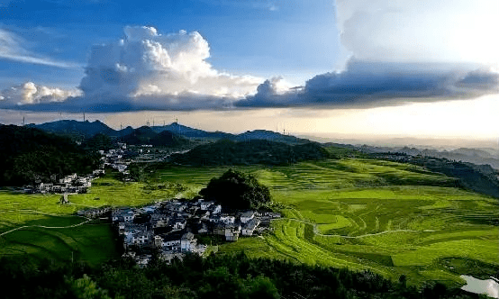 市花溪區高坡鄉擾繞村鎮山村鎮山村地處花溪水庫中段坐落在三面環水