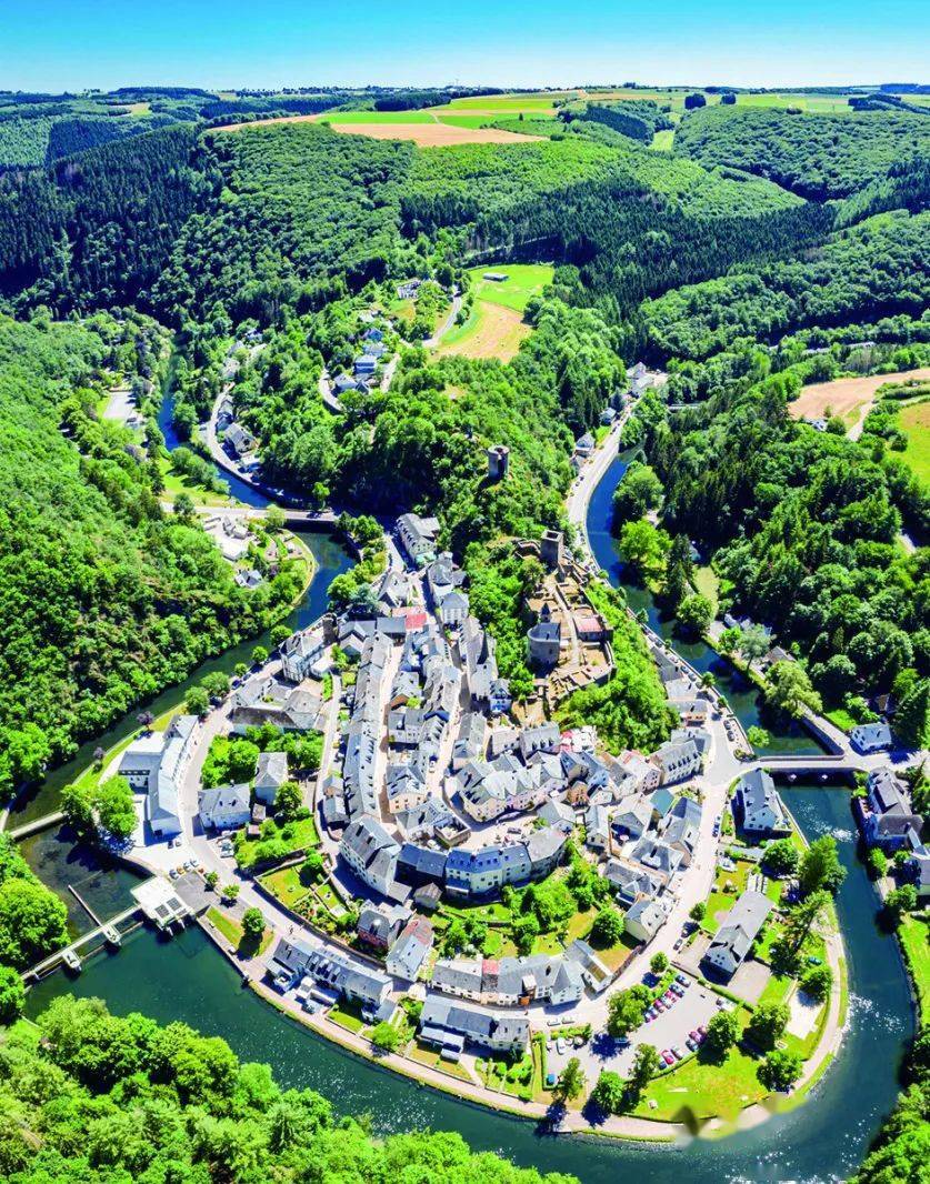 舒尔河畔埃施俯瞰图,它位于迪基希的威尔茨州,蜿蜒的河流绕城而过.