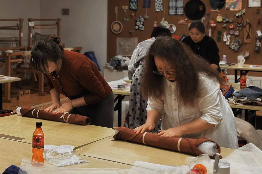 资讯| 第三届天然染料双年展"民族的色彩"系列活动"天染"工坊在国丝